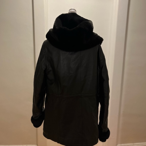 Woman’s Black Leather Jacket with faux fur size Medium - Picture 2 of 7